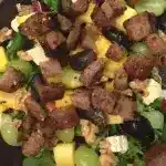 Herbstsalat mit Nüssen, Käse und Birnen