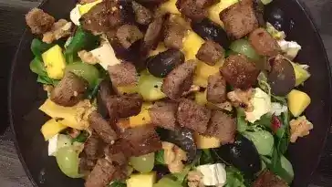 Herbstsalat mit Nüssen, Käse und Birnen
