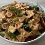 Italienischer Nudelsalat mit getrockneten Tomaten und Schafskäse