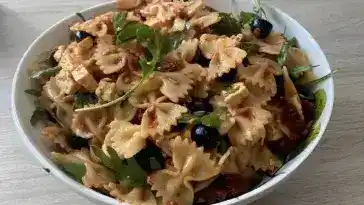 Italienischer Nudelsalat mit getrockneten Tomaten und Schafskäse