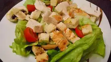 Italienischer Salat mit Hähnchenbrust