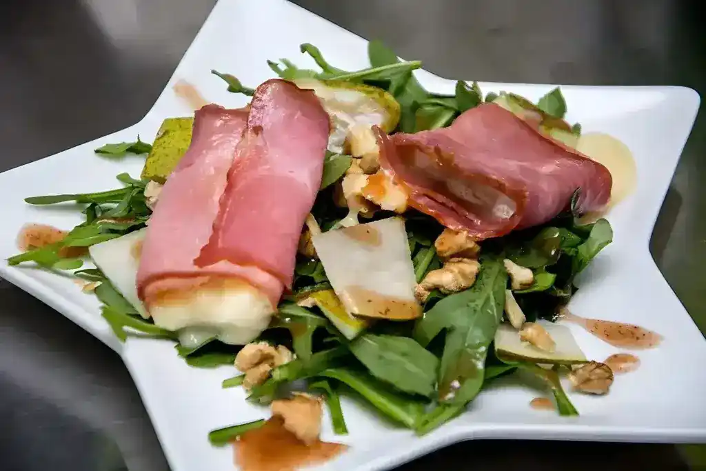 Käse – Saltimbocca auf Rucola und Birnen mit Walnussdressing