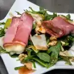 Kase Saltimbocca auf Rucola und Birnen mit Walnussdressing 4x