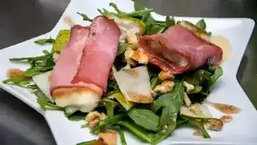 Kase Saltimbocca auf Rucola und Birnen mit Walnussdressing 4x