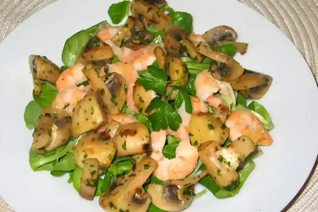 Knoblauch-Garnelen mit Kräuterchampignons auf Feldsalat