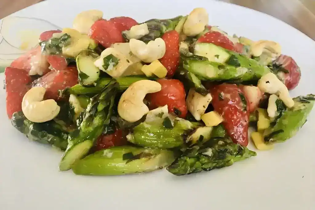 Lauwarmer Spargelsalat mit Feta-Käse und Erdbeeren