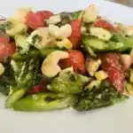 Lauwarmer Spargelsalat mit Feta Kase und Erdbeeren 4x