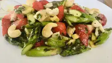 Lauwarmer Spargelsalat mit Feta Kase und Erdbeeren 4x