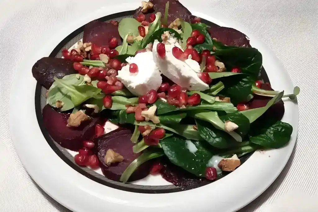 Lauwarmes Rote Bete – Carpaccio mit Feldsalat und Ziegenfrischkäse