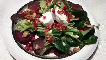Lauwarmes Rote Bete Carpaccio mit Feldsalat und Ziegenfrischkase 4x