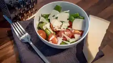 Marinierter Spargel mit Kirschtomaten und gehobeltem Parmesan 4x