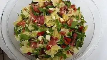 Mediterraner Nudelsalat mit getrockneten Tomaten und Pinienkernen 4x