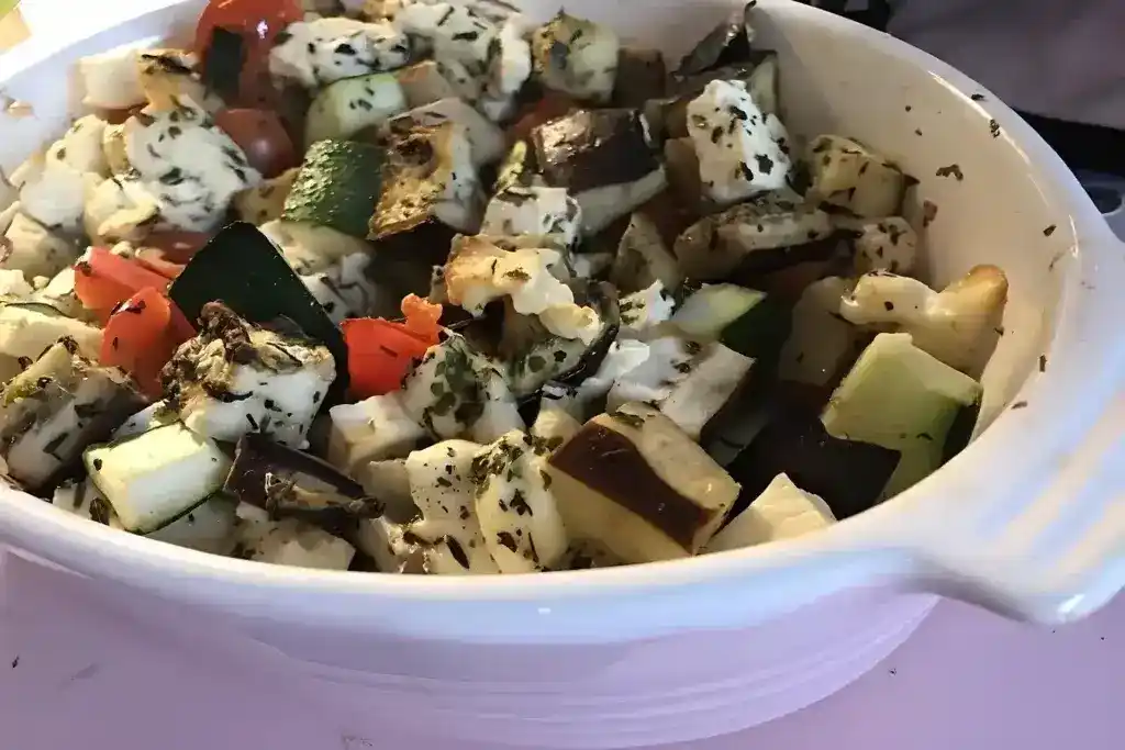Mediterranes Ofengemüse mit Feta & frischen Kräutern