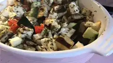 Mediterranes Ofengemüse mit Feta & frischen Kräutern