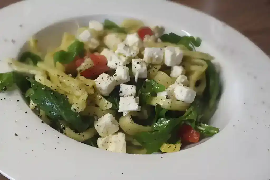 Nudelsalat mit Rucola und Tomaten