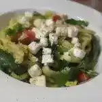 Nudelsalat mit Rucola und Tomaten