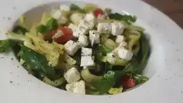 Nudelsalat mit Rucola und Tomaten