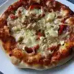 Pan Pizza mit Käse-Rand