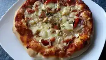 Pan Pizza mit Käse-Rand