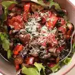 Pflücksalate mit Riesengarnelen und gebratenem Champignongemüse