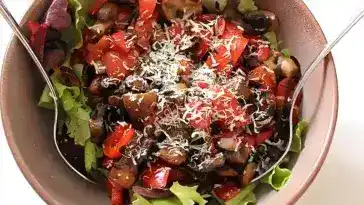 Pflücksalate mit Riesengarnelen und gebratenem Champignongemüse