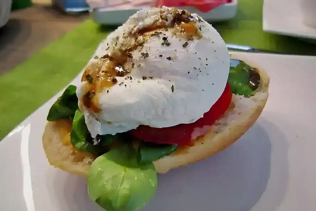 Pochierte Eier im Salatnest mit Räucherlachsstreifen und Kresse