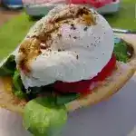 Pochierte Eier im Salatnest mit Raucherlachsstreifen und Kresse 4x