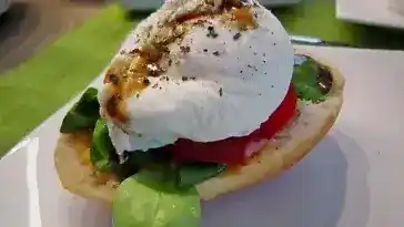 Pochierte Eier im Salatnest mit Raucherlachsstreifen und Kresse 4x