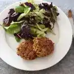 Quinoa Frikadelle mit Senfdip gebackener Kartoffelstampf und Spinat Salat 4x