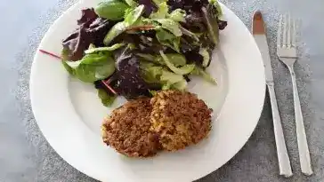 Quinoa Frikadelle mit Senfdip gebackener Kartoffelstampf und Spinat Salat 4x