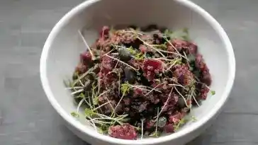 Quinoasalat mit schwarzen Bohnen Rote Beten und Kurbiskernen 4x
