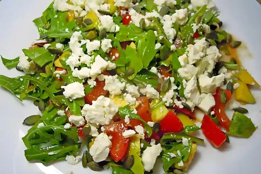 Rucola-Avocado-Tomaten-Salat mit Kürbiskernen