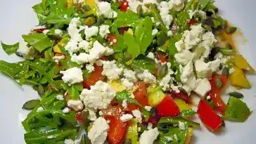 Rucola Avocado Tomaten Salat mit Kurbiskernen 4x
