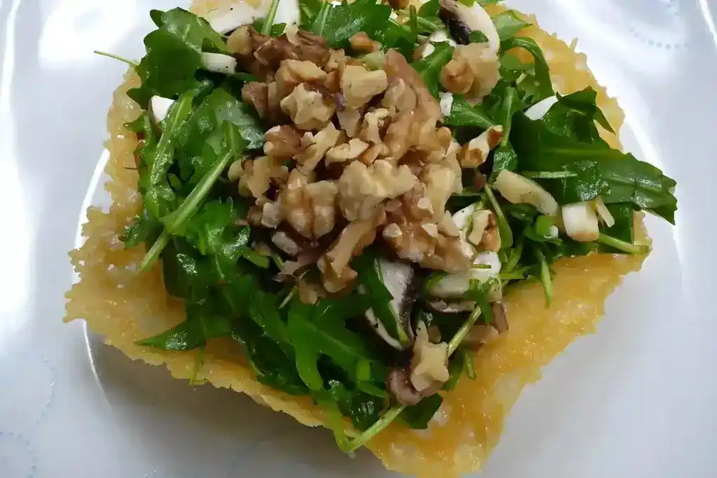 Rucola-Salat mit Walnüssen im Parmesankörbchen