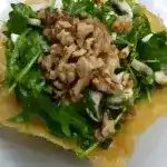 Rucola Salat mit Walnussen im Parmesankorbchen 4x