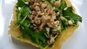 Rucola Salat mit Walnussen im Parmesankorbchen 4x
