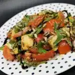 Rucolasalat mit Tomaten Mozzarella und Kernen 4x