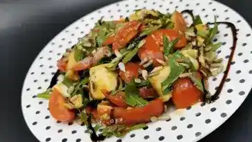 Rucolasalat mit Tomaten Mozzarella und Kernen 4x