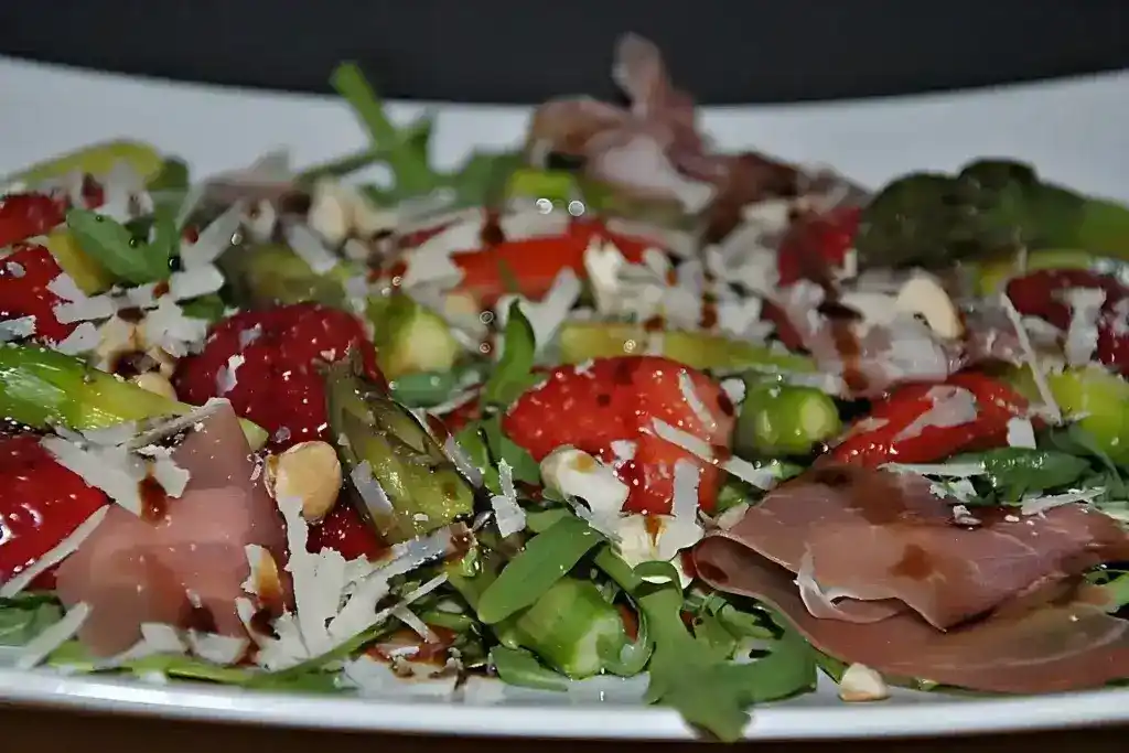 Spargelsalat mit Erdbeeren und Balsamico-Vinaigrette