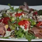 Spargelsalat mit Erdbeeren und Balsamico-Vinaigrette