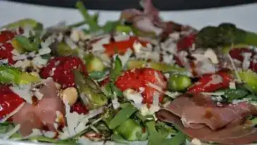Spargelsalat mit Erdbeeren und Balsamico-Vinaigrette