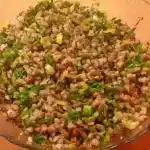 Süßsaurer Buchweizensalat mit Petersilie und Staudensellerie