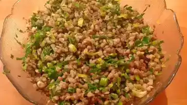 Süßsaurer Buchweizensalat mit Petersilie und Staudensellerie