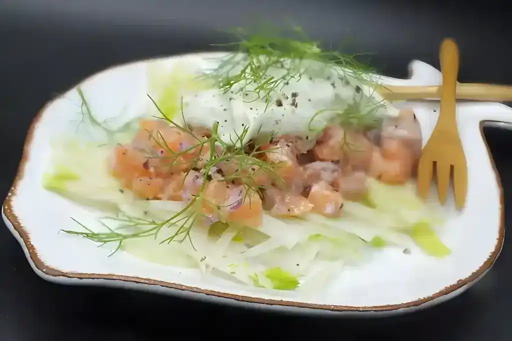 Tatar vom Lachs auf gehobeltem Fenchel mit Wasabi-Crème fraîche und Knuspersegel
