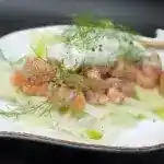 Tatar vom Lachs auf gehobeltem Fenchel mit Wasabi Creme fraiche und Knuspersegel 4x