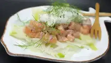 Tatar vom Lachs auf gehobeltem Fenchel mit Wasabi Creme fraiche und Knuspersegel 4x