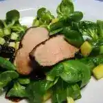 Warm geraucherte Entenbrust auf Feldsalat mit Apfeldressing 4x