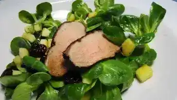 Warm geraucherte Entenbrust auf Feldsalat mit Apfeldressing 4x