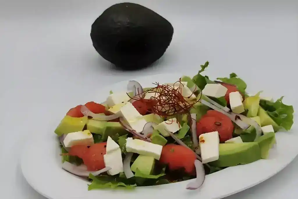 Wassermelonen-Avocado-Salat mit Feta und Minze