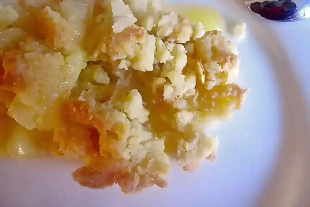 Beschwipstes Aprikosen – Crumble mit Marzipan